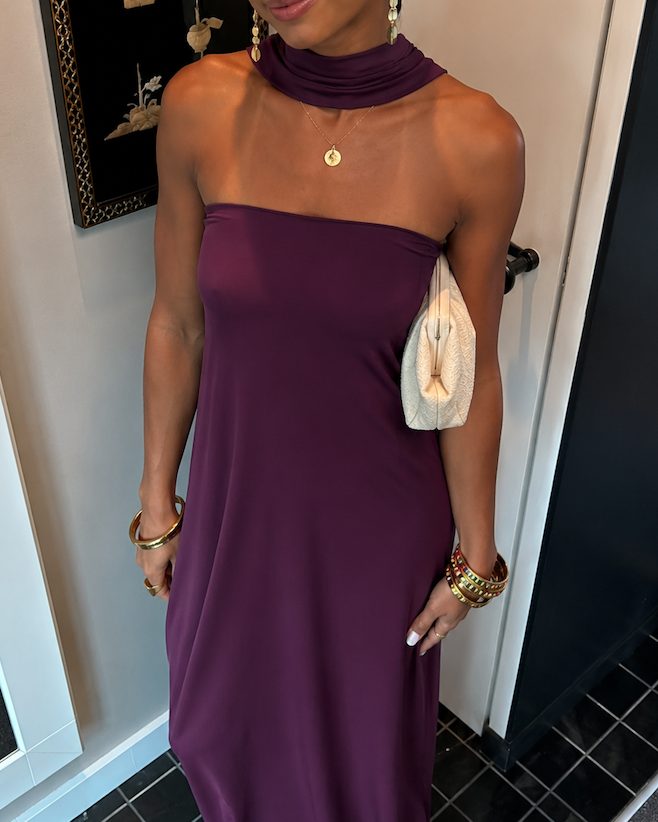 The Grace Dress Tall in midnight burgundy met sjaaltje
